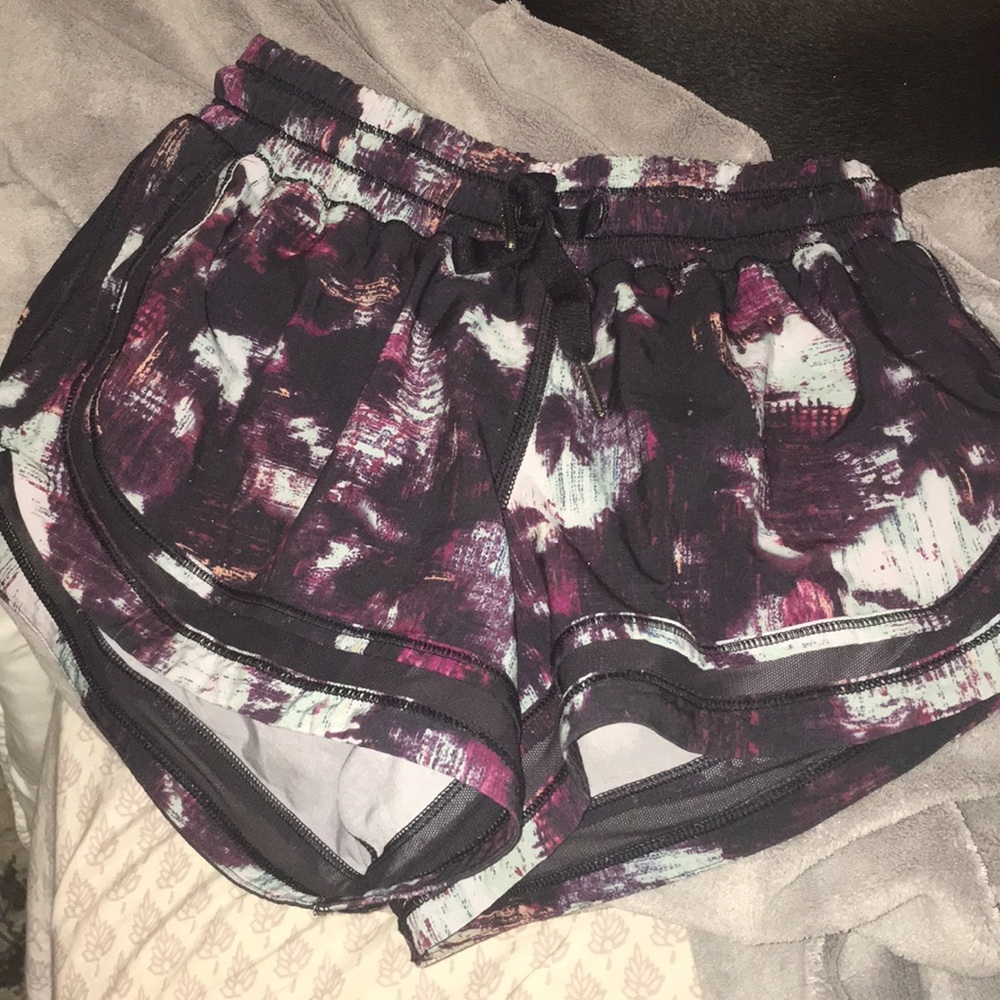 Lululemon Make a Move shorts(similar to hotty hot)